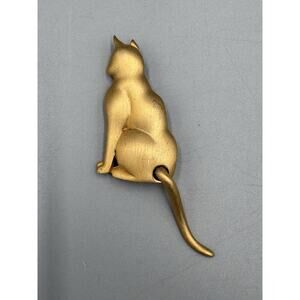 Vintage JJ Jonette Gold Colored Sitting Cat Hanging Long Tail Pin Brooch
